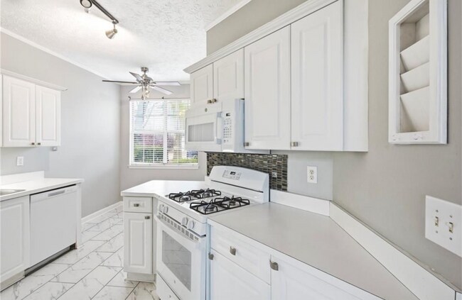 Building Photo - 2BR Townhome in Summerhill with Garage and Exterior Maintenance Included