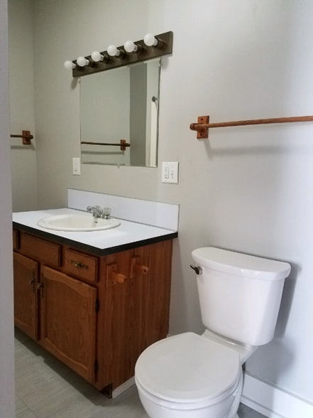 Building Photo - 225 1/2 E Findlay St