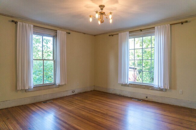 Building Photo - Gorgeous Rustic Renovation in Chicken Hill