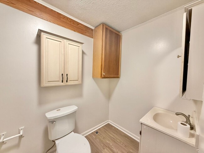 Building Photo - Charming 3BD, 1BA Garner Condo Near White ...