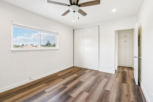 Building Photo - 1 bed 1 bath with pool and laundry!