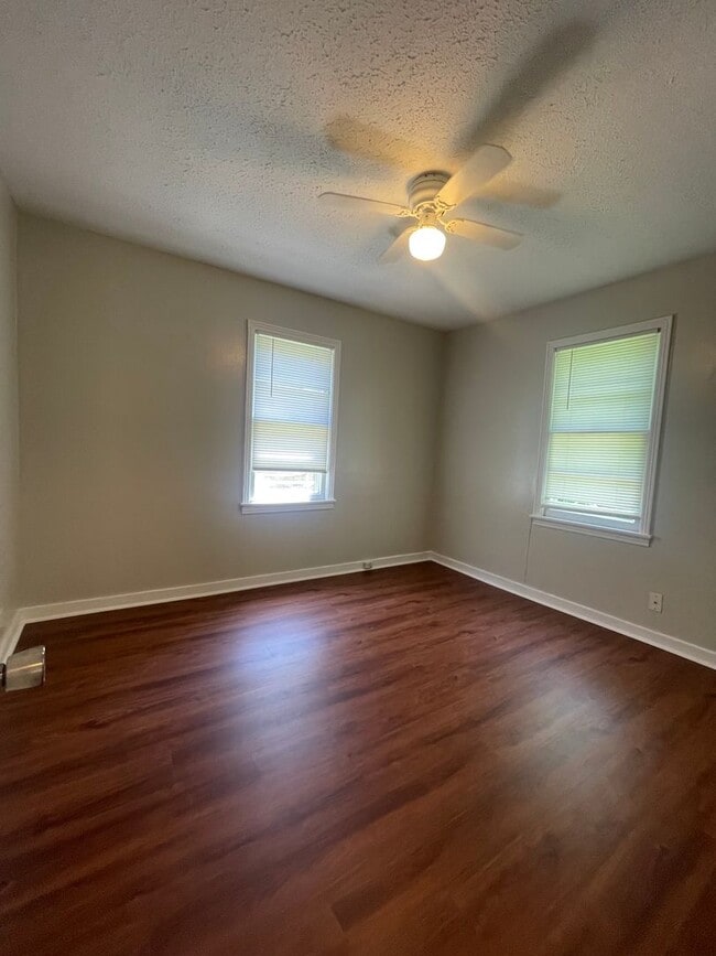 Building Photo - 2 Bedroom 1 Bathroom Home Available Now!