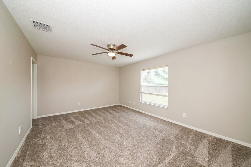 Building Photo - 6010 33rd Dr E