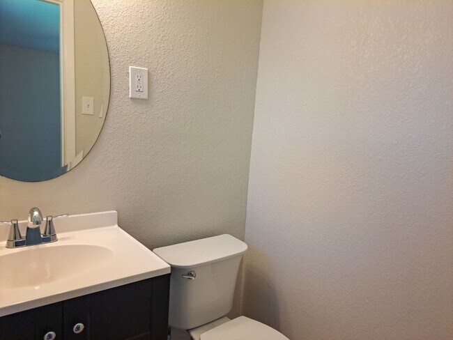 Building Photo - Renovated 4 bedroom 2.5 bath