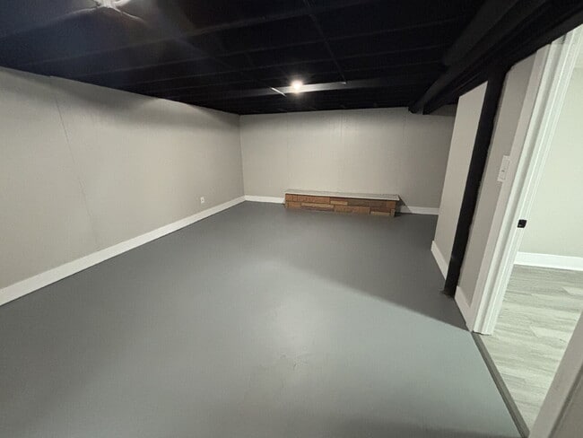 Building Photo - Cozy 4-bed house in Gary!