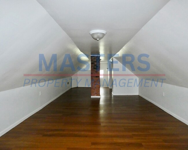 Building Photo - Three Bedroom House
