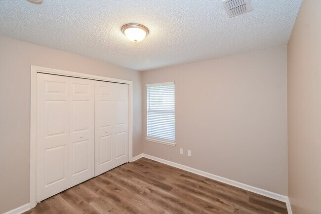 Building Photo - 391 Meadowlark Ln