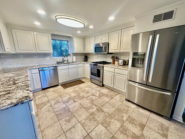 Building Photo - Four Bedroom Waterfront Home on the May River!