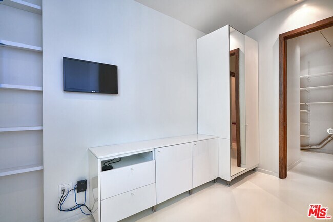 Building Photo - 201 S Larchmont Blvd