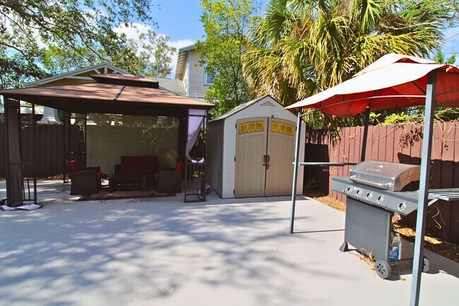 Building Photo - Charming Renovated Tampa Home with Fully Fenced Front & Backyard