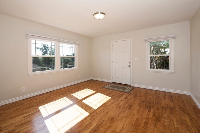 Building Photo - Updated 2 Bedroom Eastside Home! Pets are ...