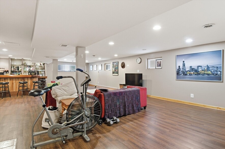 Building Photo - 5363 N Mont Clare Ave