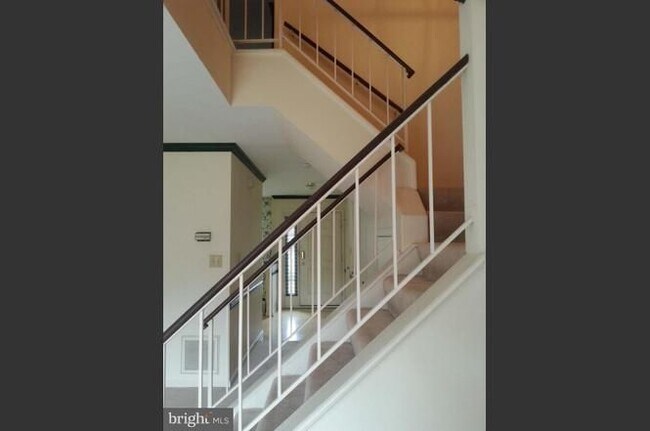 Building Photo - Fairview Commons - Adorable Updated Townhome