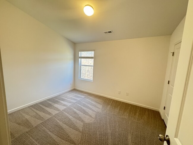 Building Photo - Two bedroom 2 1/2 bath townhome covered fr...