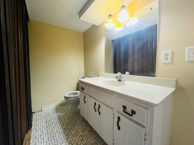 Building Photo - 3 bed/2 bath Sweet Townhome In Brooklyn Pa...