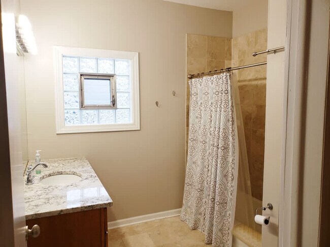 Building Photo - 628 W Schubert Ave