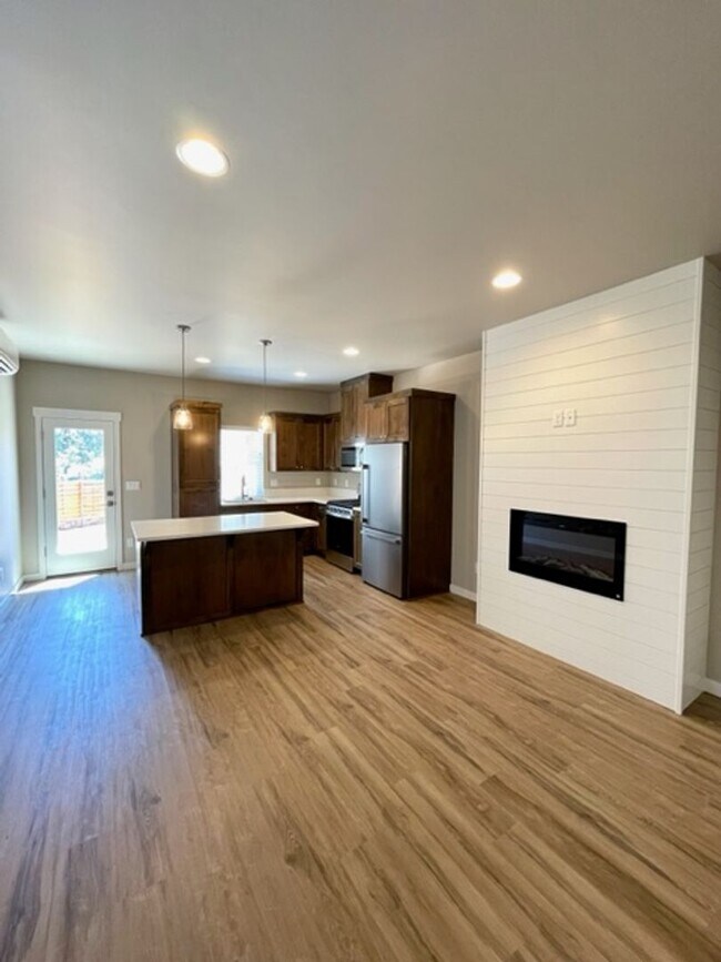 Building Photo - Lucia Duplex - 61522-LUCI-00