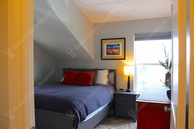 Building Photo - 2485 NW Todds Crest Dr