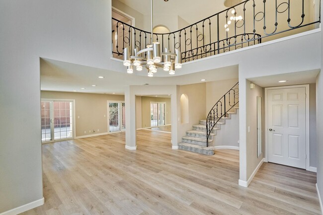 Building Photo - Beautiful and spacious 3 bedroom 2.5 bath ...