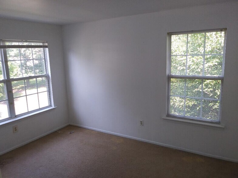 Small bedroom other angle - 424 Lackland Ave