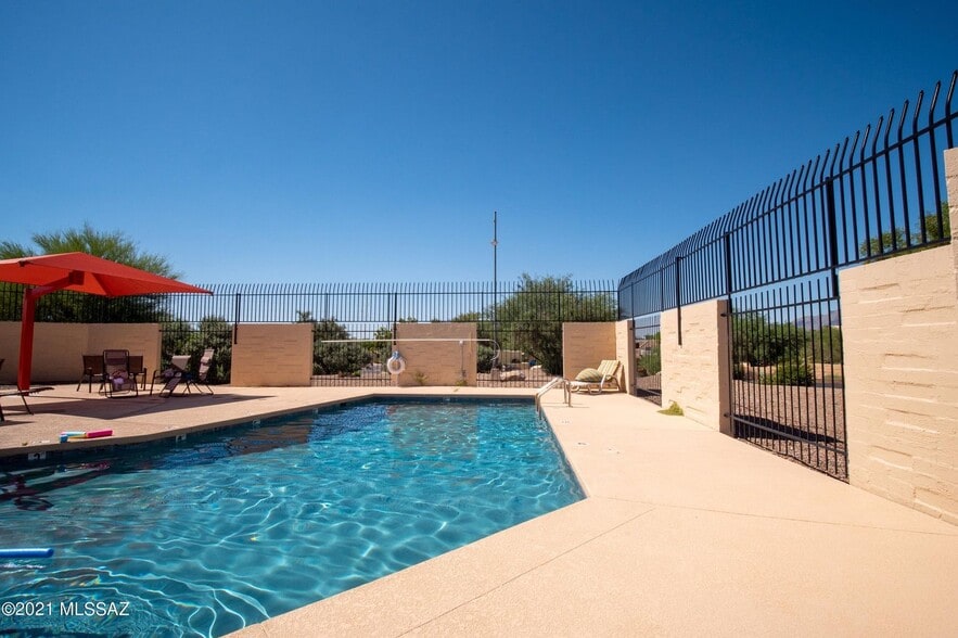 Building Photo - 1850 N Circulo de la Cienega