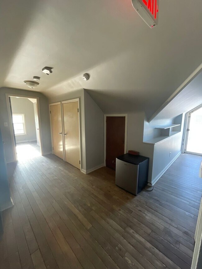 Building Photo - 725 Church St