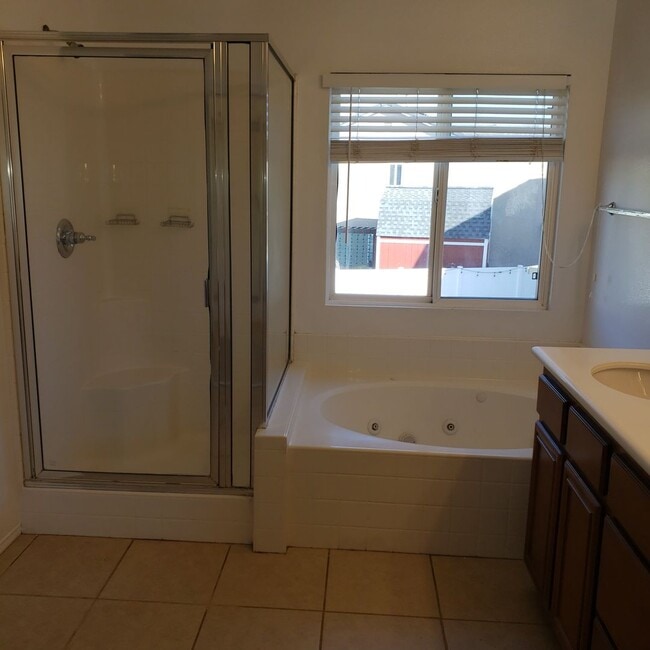 Building Photo - GORGEOUS 4 Bedroom** & 3 full bathrooms on a Cul-De-Sace Home!!
