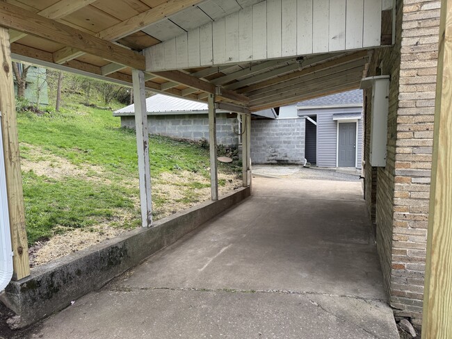 Building Photo - 926 W Water St