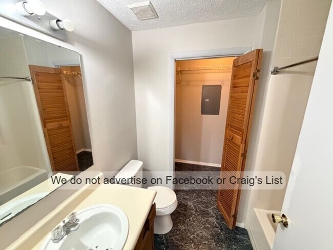 Building Photo - Briarcliff Condos- Tryon Drive