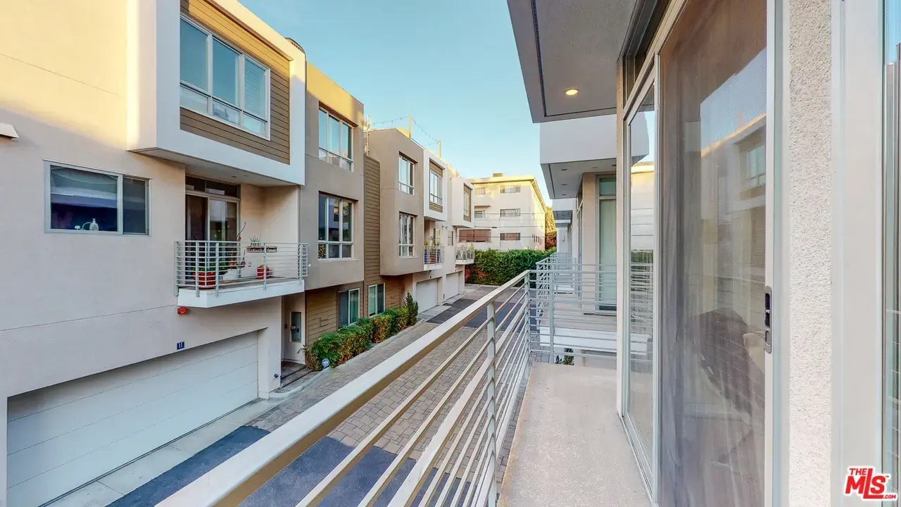 Building Photo - 1400 N Fuller Ave