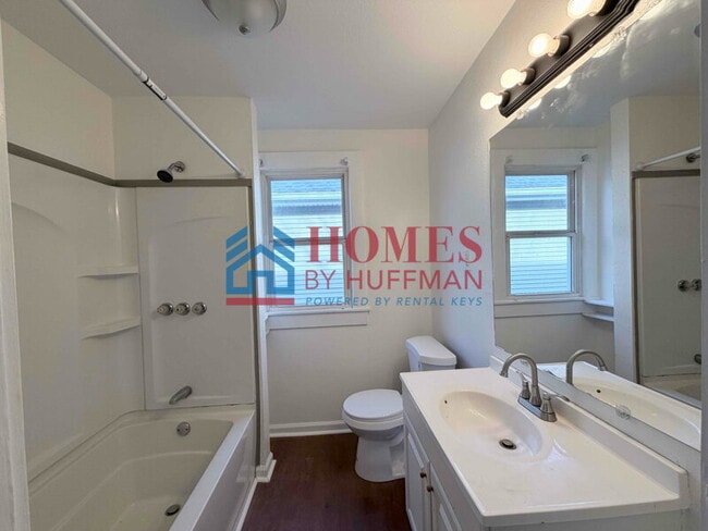 Building Photo - Three Bedroom House