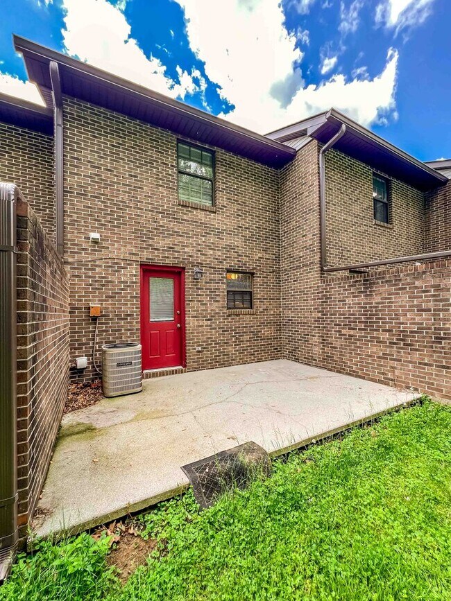 Building Photo - Conveniently Located 2-bedroom Townhome