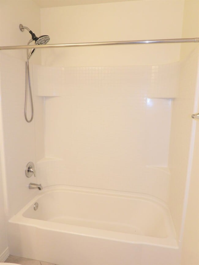 Building Photo - 4 Bedroom 2.5 Bathroom