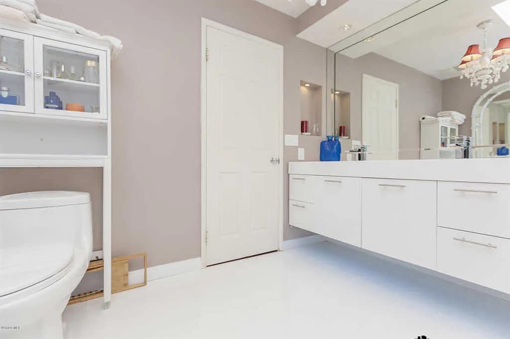 Building Photo - 21620 Burbank Blvd