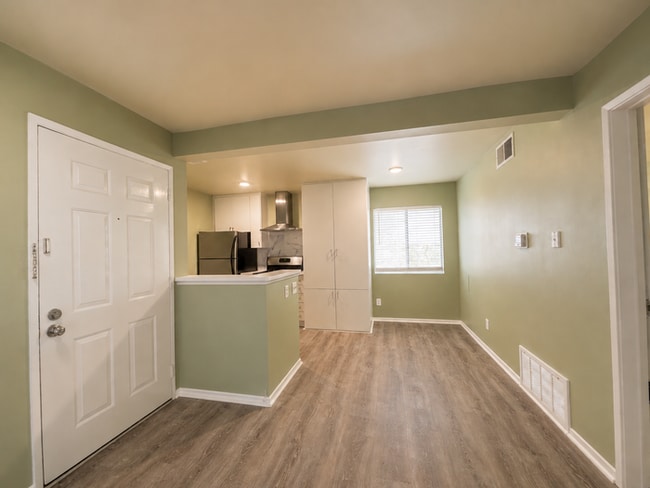 Building Photo - Welcome to your condo in a quiet gated community in Chatsworth, CA!