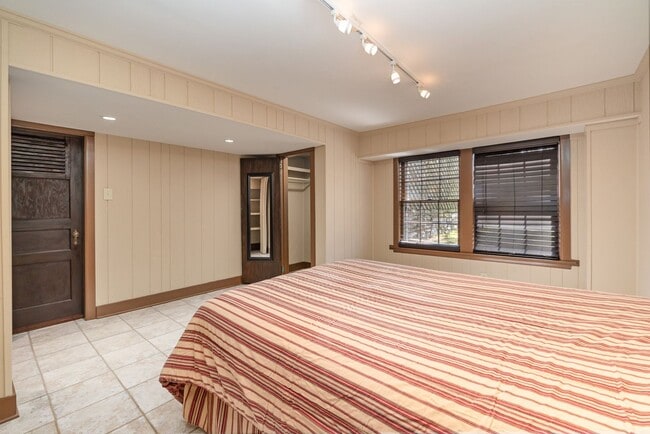 Building Photo - East Nashville River View Living!