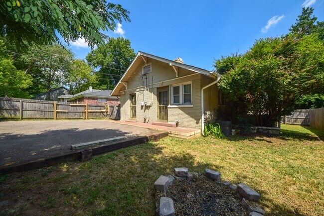 Building Photo - Great 3 bed, 1 bath near University of Mem...