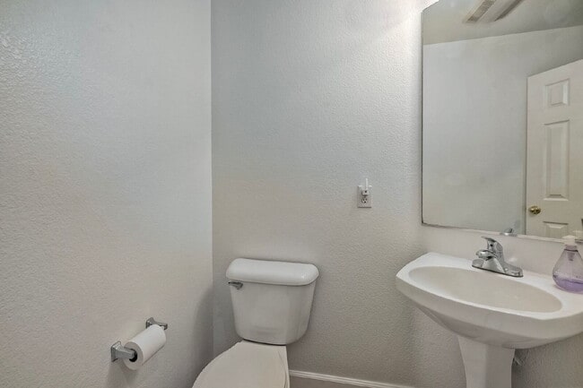 Building Photo - Cozy Condo  Saxony at Encinitas Ranch