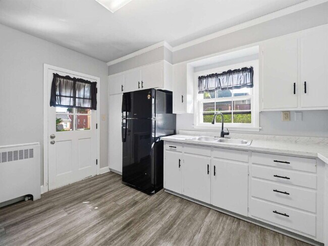 Building Photo - Charming 2-Bedroom, 1-Bath First-Floor Residence in a Beautifully Renovated Historic Home