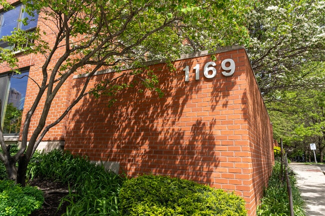 Building Photo - 1169 S Plymouth Ct