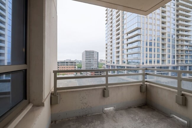 Building Photo - Luxurious 2 Bedroom, 2 Bath High Rise in Downtown Austin