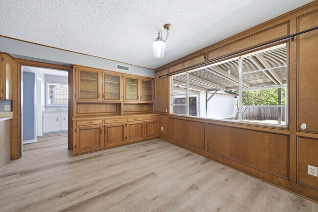 Building Photo - 2508 Memorial Dr