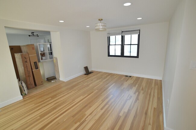 Building Photo - 112 Lynde St
