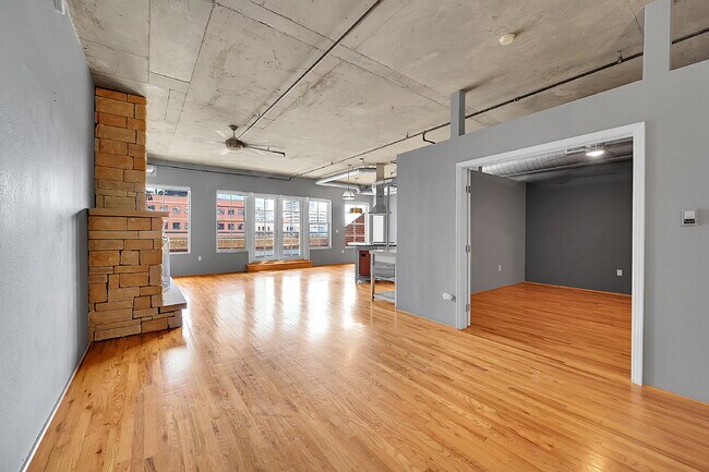 Building Photo - $2,595.00, 1 bed, 1.5. bath located in Denver