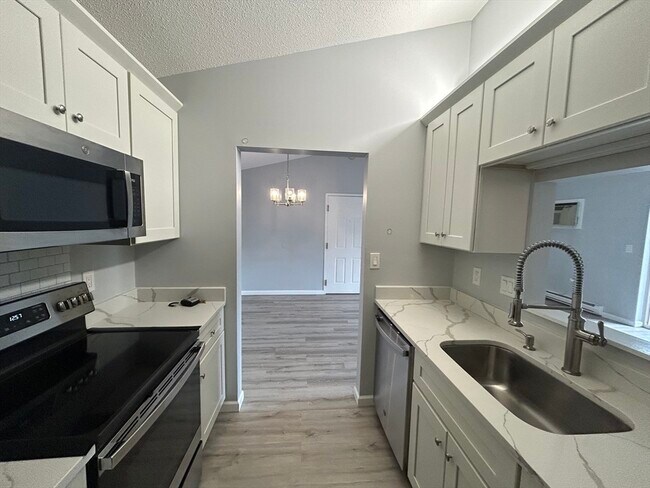 Building Photo - 32 Maple Crest Cir