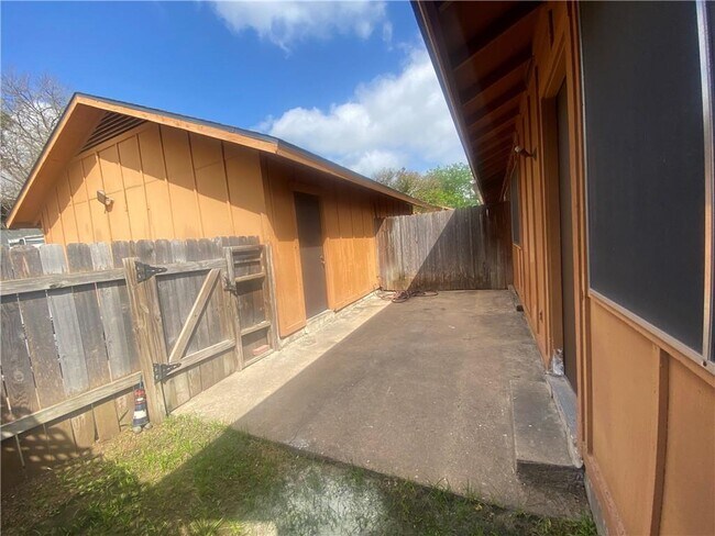Building Photo - 321 W William Cannon Dr