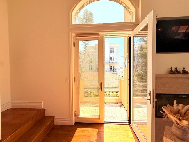 Building Photo - Sophisticated Bright & Spacious Furnished ...