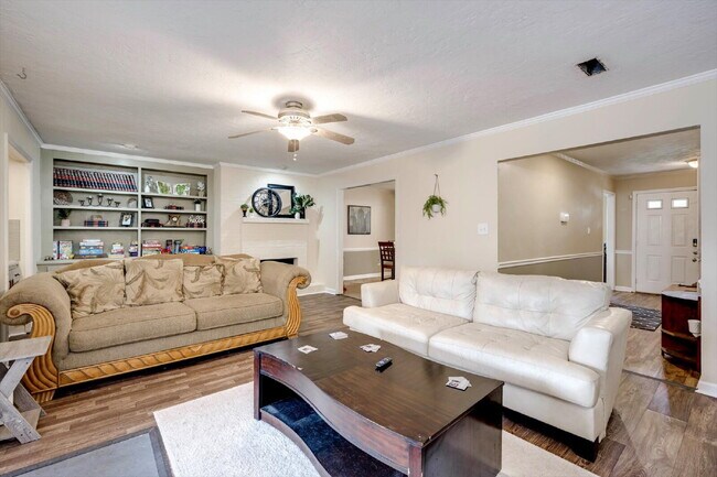 Building Photo - Fully Furnished Home