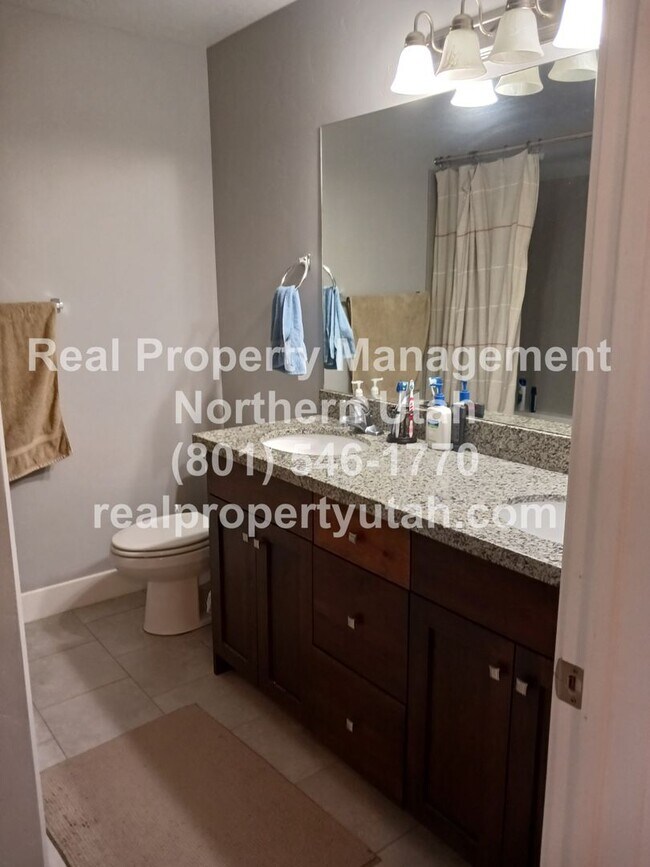 Building Photo - 3 Bed 2.5 Bath Townhome in West Haven Comi...