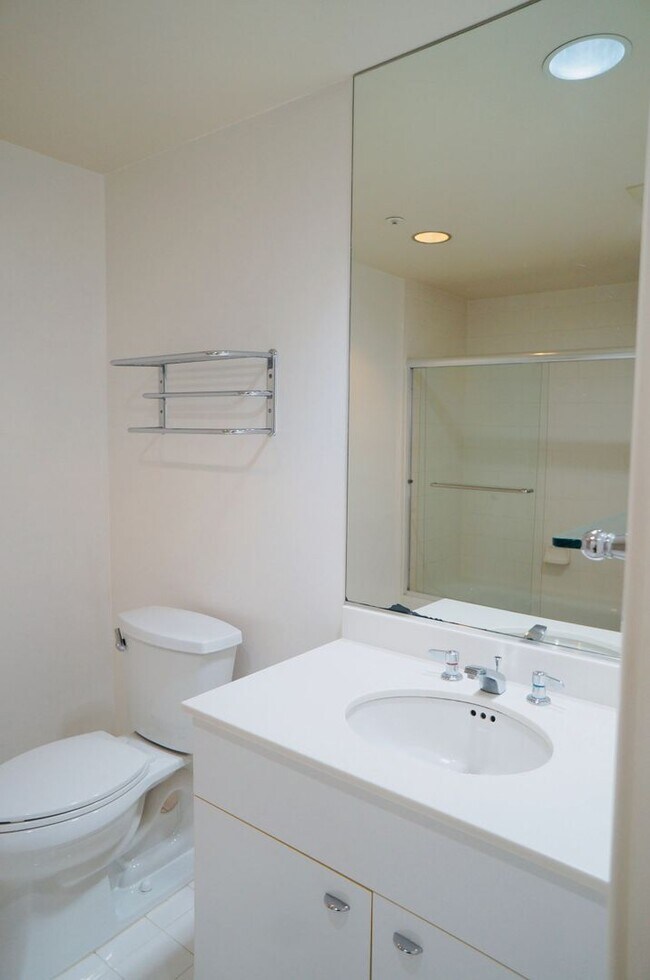 Building Photo - Excellent South Beach Location-1 Bed/1 Bath in Amenity Building with W/D & Garage Parking!